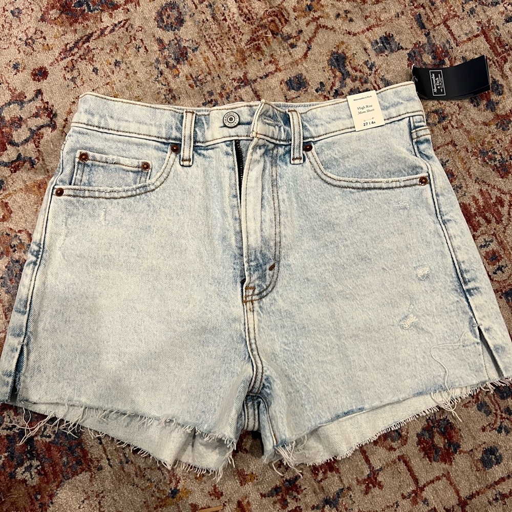 BNWT A&F - high rise mom short